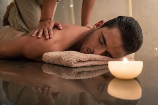 Business Trip Massage: How to stay calm and relaxed during travel?
